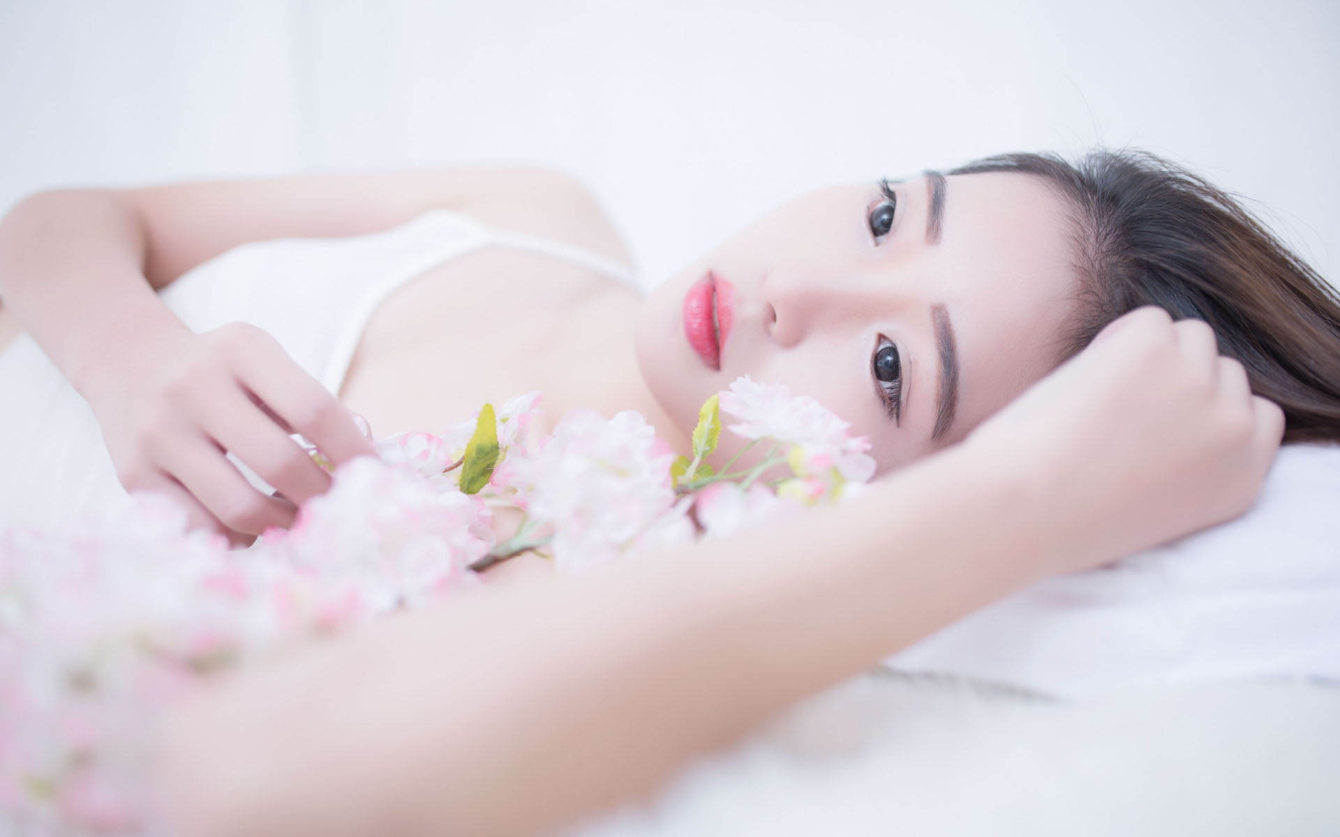 新疆阿瓦提：水稻插秧机械化 加速农田“披”绿装